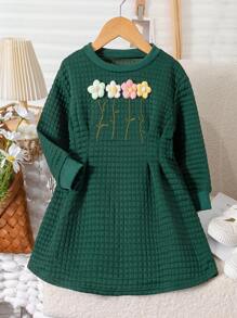 SHEIN Girls' Green Floral Embroidered Dress, Warm & Sweet, This Dress Features A Green Color Tone With 3D Floral Embroidery On The Chest, In A Warm And Sweet Style. The Relaxed Design Allows The Child To Wear It Comfortably, Suitable For Daily Casual Wear And Outdoor Activities, Making It A Perfect Choice For Autumn And Winter Outfits. - Dark Green - View 1