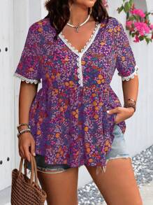 Flirla Blusa de manga corta de talla grande con estampado todo sobre, patchwork de encaje y ribete de concha, casual de todos los días - Morado - Ver 3