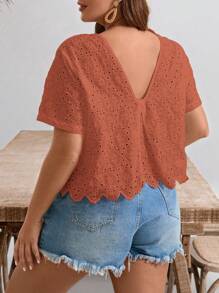 SHEIN Frenchy Camisa de verano para vacaciones de talla grande, de unicolor, con cuello redondo, manga corta y bordado de ojales