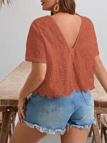 SHEIN Frenchy Camisa de verano para vacaciones de talla grande, de unicolor, con cuello redondo, manga corta y bordado de ojales