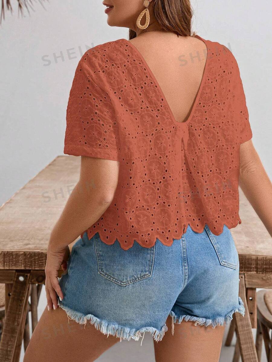 SHEIN Frenchy Große Größen einfarbiges Shirt mit Lochstickerei, Rundkragen, Kurzarm für den Sommerurlaub - Braun - Übersicht 1
