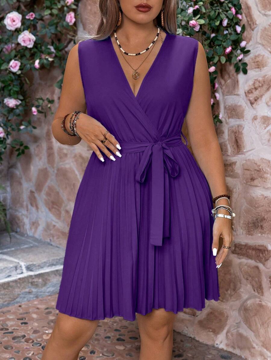 SHEIN Clasi Vestido sin mangas con cuello en V, envolvente, con lazo y pliegues en tallas grandes de color liso - Morado - Ver 1