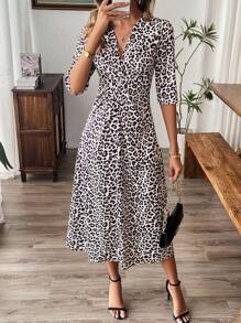 SHEIN Frenchy Robe longue froncée à imprimé léopard, col en V profond, manches courtes, mode pour femmes