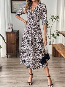 SHEIN Frenchy Robe longue froncée à imprimé léopard, col en V profond, manches courtes, mode pour femmes