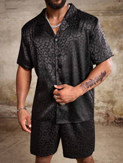 Manfinity LEGND 2 件套加大码男士豹纹纽扣前短袖衬衫和短裤休闲装，舒适装