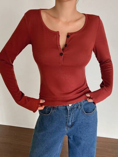 DAZY Minimalist Contrast Color Button V-Neck Wavy Edge Fitted Loungewear Top Pajama