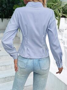 SHEIN LUNE 2024 春秋新款女式蓝白竖条纹腰部收口纽扣 A 字下摆衬衫，随机花卉印花女式衬衫 - 藍白色 - 查看 2