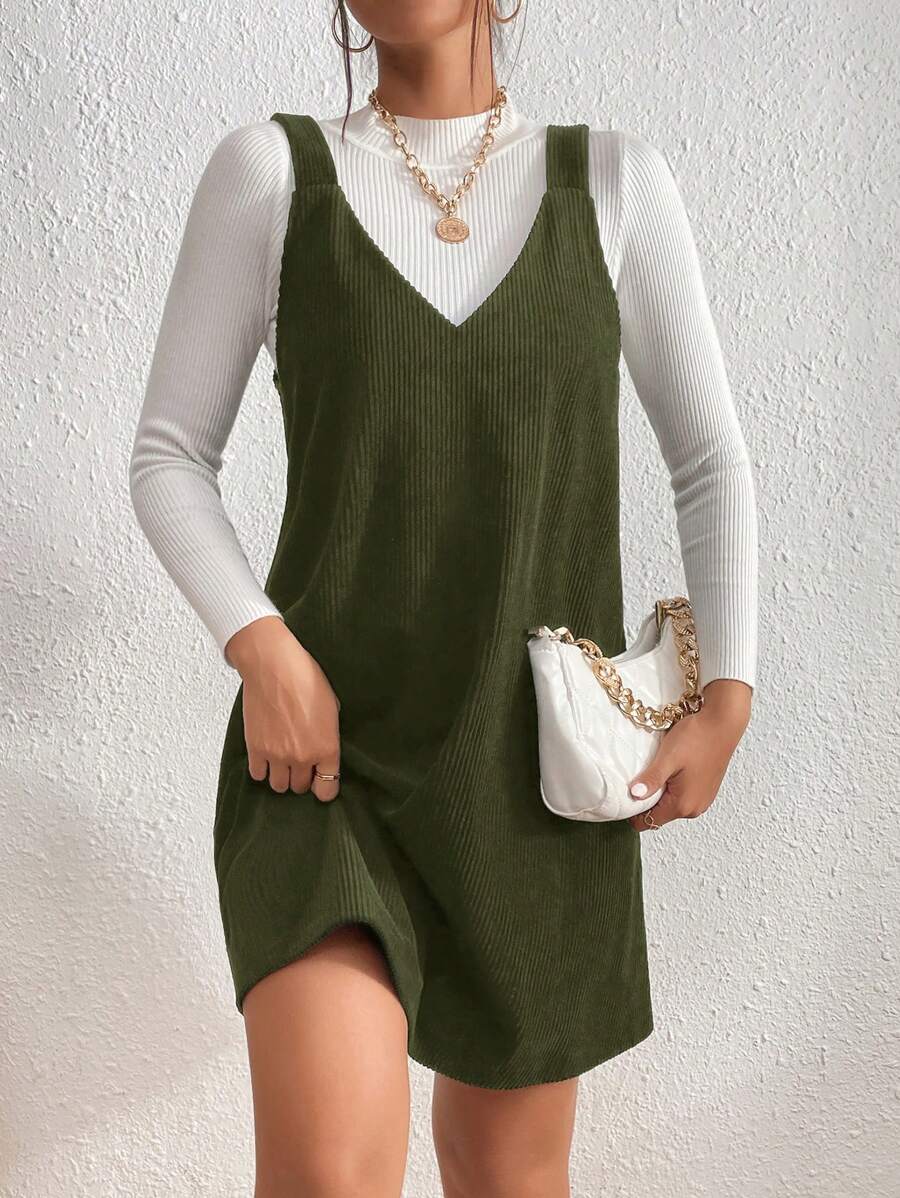 SHEIN Essnce 纯色无袖简约短裙,休闲日常穿着,女士休闲无袖 V 领常规款式短款绿色纯色围裙女士短裙,春季/秋季,休闲日常穿着 - 軍綠色 - 查看 1