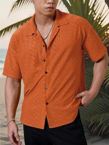 Manfinity Homme 男士度假休闲风，INS上搭配了一款针织黑白几何条纹钩针纹理提花宽松短袖衬衫。纽扣开襟，彰显法式优雅浪漫，是夏威夷海滩度假、音乐节和日常穿着的完美之选。也是送给男朋友或老公的理想礼物。男士条纹短袖单排扣休闲通勤衬衫，男士酷炫衬衫，男士时尚衬衫，男士时尚衬衫 - 橘色 - 查看 3