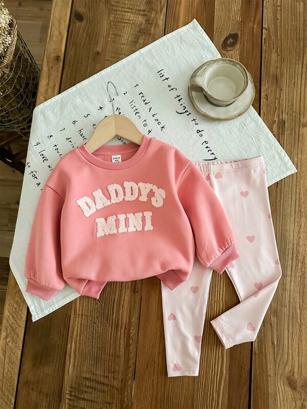 SHEIN LMoss Kids Conjunto de niña bebé LMoss con sudadera con gráfico de letras lindas y pantalones con cintura elástica y estampado de corazones con forro térmico, talla grande grueso para otoño e invierno