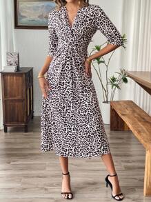 SHEIN Frenchy Robe longue froncée à imprimé léopard, col en V profond, manches courtes, mode pour femmes