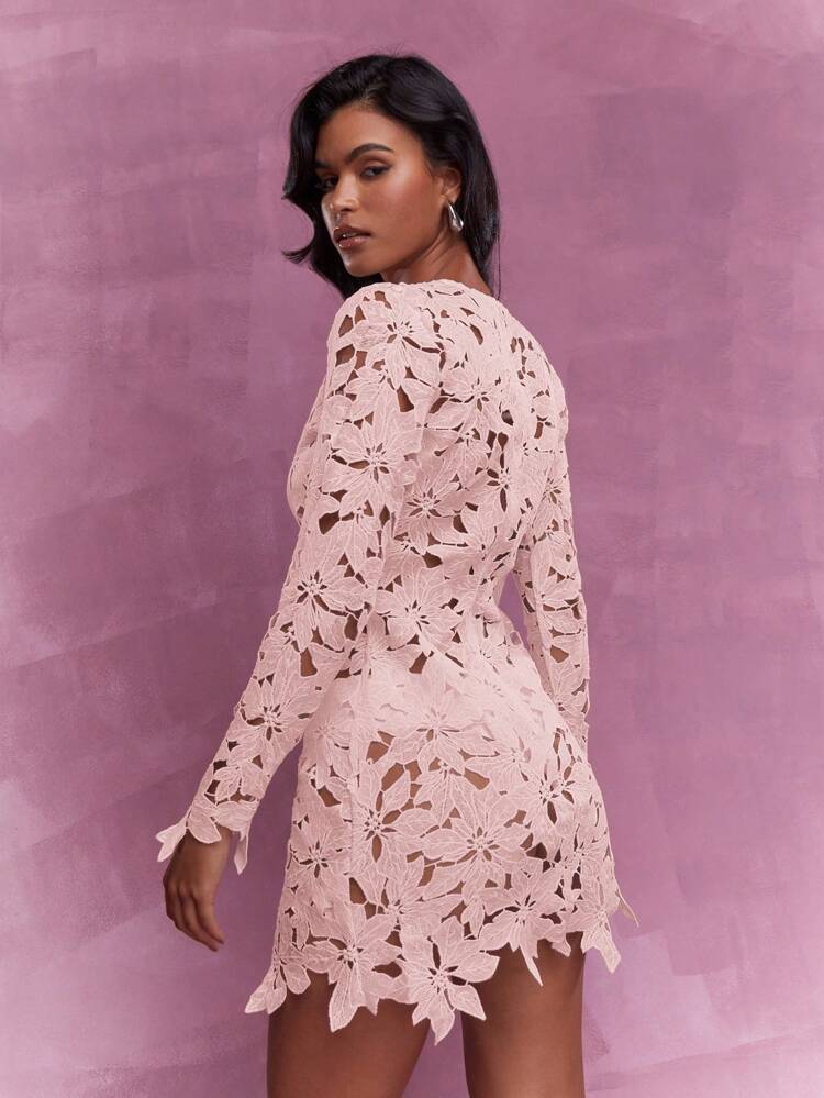 MISSGUIDED Koronkowa sukienka mini z długim rękawem i kontrastowymi kokardkami