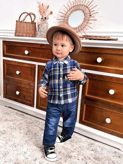 SHEIN 2 piezas Conjunto de camisa con bolsillo a cuadros azul marino y pantalones de mezclilla azul marino lavado para niños pequeños, conjunto de moda para otoño/invierno