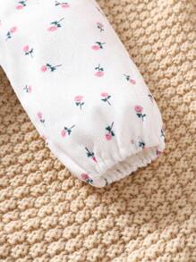 SHEIN Vintaside Kids Baby Girl Ruffle Collar Floral Print Blouse And Button Pocket Bib Pants 2pcs Set