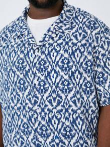 Manfinity VCAY 大码男士休闲宽松图案短袖有领衬衫，适合夏季