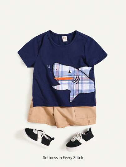 Cozy Pixies 2 件套男婴卡通鲨鱼图案拼色短袖 T 恤和工装短裤套装