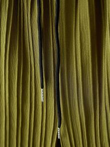 Manfinity Homme Bộ 2 món dành cho nam (Thiết kế bất đối xứng in) Áo sơ mi cài nút và quần short thường ngày - xanh quân đội - Xem 3