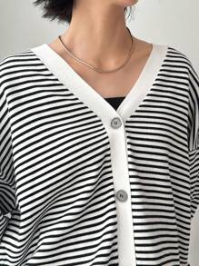 FRIFUL Damen Oversized Langarm Cardigan mit Knopfleiste und Streifenmuster, Herbst & Winter - Schwarz und Weiss - Übersicht 5