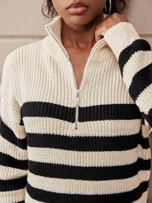 休闲简约撞色条纹拉链领长袖短款针织毛衣裙，展现轻松时尚的风格。粗针织条纹撞色设计别具一格，展现别样魅力。拉链领设计精致新颖。 - 黑與白 - 查看 5