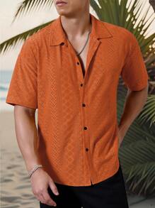 Manfinity Homme 男士度假休闲风，INS上搭配了一款针织黑白几何条纹钩针纹理提花宽松短袖衬衫。纽扣开襟，彰显法式优雅浪漫，是夏威夷海滩度假、音乐节和日常穿着的完美之选。也是送给男朋友或老公的理想礼物。男士条纹短袖单排扣休闲通勤衬衫，男士酷炫衬衫，男士时尚衬衫，男士时尚衬衫 - 橘色 - 查看 5