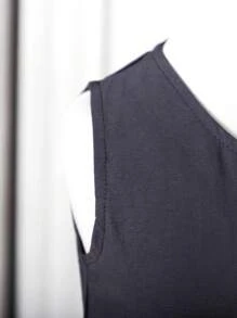 فستان أكمام قصيرة فتيات صغيرات ياقة V مع أزرار أمامية وكشكش على الحاشية