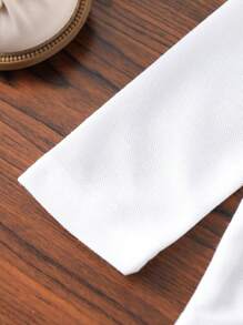 SHEIN Bluzka z misiem dla dziewczynki z długim rękawem i jednokolorową spódnicą - Kolor khaki - Zobacz 6