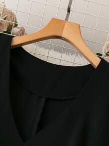 SHEIN LUNE 大码纯色中长款 V 领简约休闲连衣裙 - 黑色 - 查看 4