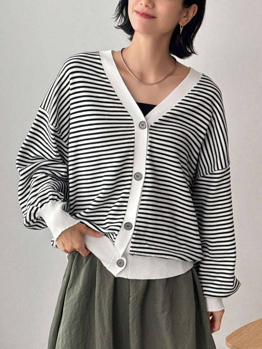 FRIFUL Damen Oversized Langarm Cardigan mit Knopfleiste und Streifenmuster, Herbst & Winter - Schwarz und Weiss - Übersicht 1