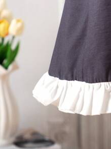 فستان أكمام قصيرة فتيات صغيرات ياقة V مع أزرار أمامية وكشكش على الحاشية