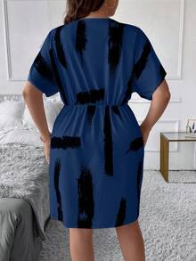 SHEIN Clasi Đầm thường ngày tay cánh dơi cổ chữ V in họa tiết cọ vẽ cỡ lớn cho nữ mùa thu - Màu xanh hải quân - Xem 2