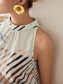 MOTF Classy GRAPHIC PRINT KEYHOLE BACK SLEEVELESS BLOUSE