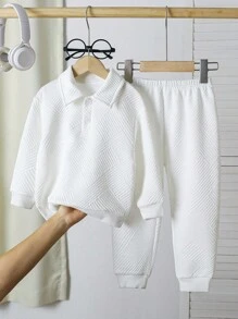 SHEIN Explorewe Bộ 2 chiếc/Bộ Áo nỉ Polo trắng và quần dài cho bé trai, Thích hợp cho bé trai 4-7 tuổi mặc vào mùa thu, xuân và đông, đặc biệt là cho các dịp đi chơi, đi học và thể thao. Bộ trang phục thể thao thường ngày hai lớp ấm áp này có thiết kế màu tương phản, thời trang và đa năng. Bé trai sẽ cảm thấy ấm áp và thoải mái khi mặc bộ này trong nhiều hoạt động khác nhau. Thích hợp cho vui chơi ngoài trời, đi học và thể thao. Bộ thể thao và thường ngày cho bé trai này là sự lựa chọn thiết thực và phong cách, cho phép bé thể hiện sự tự tin và sức sống trong các dịp khác nhau. - trắng - Xem 8