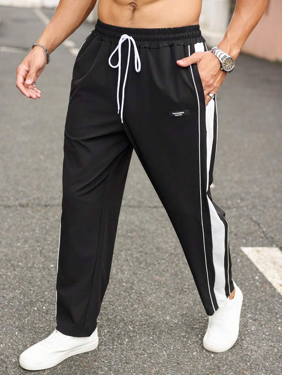 Manfinity Homme Pantaloni casual da uomo oversize con ricamo di lettere, strisce laterali e vita con laccio, con tasche