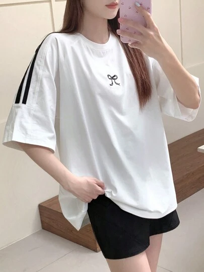 DAZY 女士丝带拼布蝴蝶结刺绣 T 恤 超大 T 恤 学院风上衣