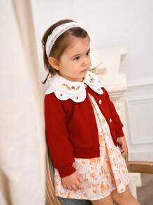 SHEIN Conjunto de vestido de manga larga con estampado floral y cuello Peter Pan, y cárdigan de botones bordados de manga larga para bebé niña - Rojo - Ver 4