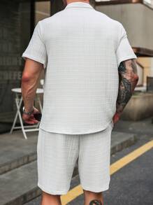 Manfinity Homme 大码 2 件装男士纯色短袖纽扣衬衫和短裤休闲西装，夏季 - 白色 - 查看 2