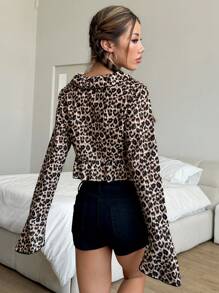 SHEIN Unity Camisa con cuello y mangas acampanadas con estampado de leopardo y diseño de bajo con volantes - Multicolor - Ver 2
