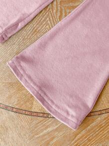 SHEIN Conjunto de 2 piezas para niñas bebé, camiseta de manga corta con patrón de dibujos animados en relieve y pantalones acampanados de cintura elástica, color rosa