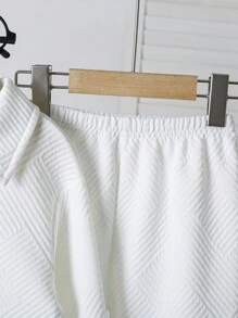 SHEIN Explorewe Bộ 2 chiếc/Bộ Áo nỉ Polo trắng và quần dài cho bé trai, Thích hợp cho bé trai 4-7 tuổi mặc vào mùa thu, xuân và đông, đặc biệt là cho các dịp đi chơi, đi học và thể thao. Bộ trang phục thể thao thường ngày hai lớp ấm áp này có thiết kế màu tương phản, thời trang và đa năng. Bé trai sẽ cảm thấy ấm áp và thoải mái khi mặc bộ này trong nhiều hoạt động khác nhau. Thích hợp cho vui chơi ngoài trời, đi học và thể thao. Bộ thể thao và thường ngày cho bé trai này là sự lựa chọn thiết thực và phong cách, cho phép bé thể hiện sự tự tin và sức sống trong các dịp khác nhau. - trắng - Xem 5