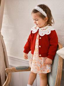 SHEIN Conjunto de vestido de manga larga con estampado floral y cuello Peter Pan, y cárdigan de botones bordados de manga larga para bebé niña - Rojo - Ver 6