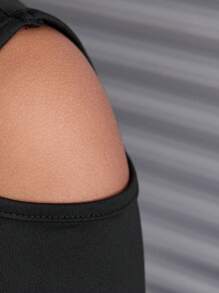 Conjunto de 2 piezas de top de manga larga con hombros abiertos y falda plisada sólida de moda urbana para niña preadolescente