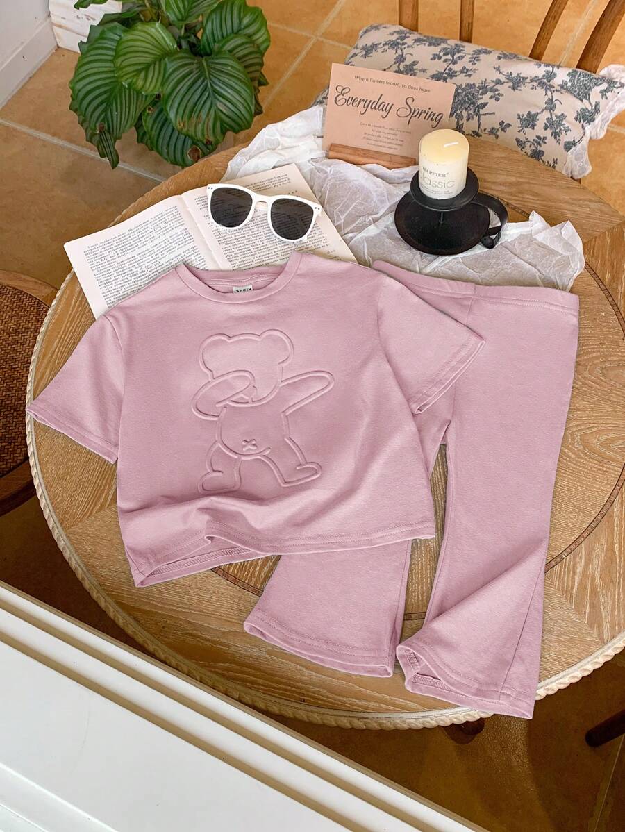 SHEIN Conjunto de 2 piezas para niñas bebé, camiseta de manga corta con patrón de dibujos animados en relieve y pantalones acampanados de cintura elástica, color rosa