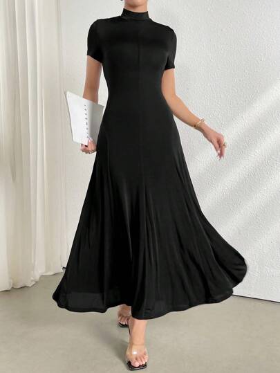 Modelyn Robe élégante à manches courtes et col montant de couleur unie pour femmes