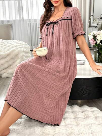 Robe casual avec encolure carrée, nœud papillon contrasté et laçage pour femmes