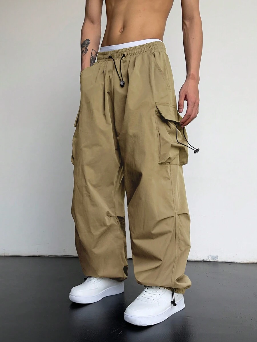Manfinity Roghcode Quần ống rộng cạp cao có túi nắp trơn cho nam, dáng rộng, dây rút, thu đông - Màu Khaki - Xem 1