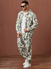 Manfinity Homme Conjunto de top de manga larga con botones y bolsillos con estampado de camuflaje y pantalones vaqueros para hombre de talla grande