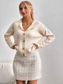 SHEIN PETITE Áo len crop cổ tròn đính nút trái tim dễ thương - Màu be - Xem 3