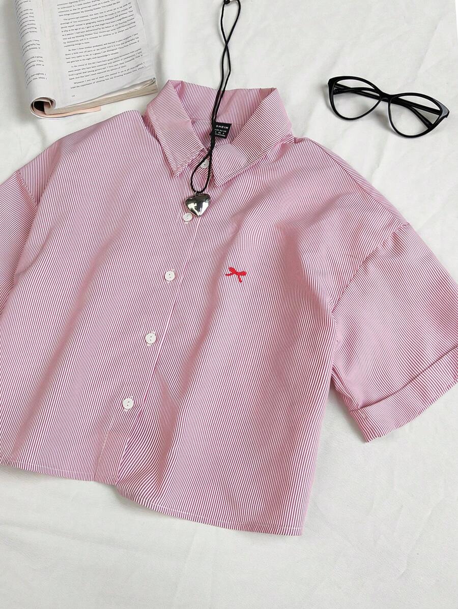 SHEIN Unity 蓝色条纹刺绣蝴蝶结短袖短款衬衫女士新年衣服，短袖上衣 - 紅色 - 查看 1