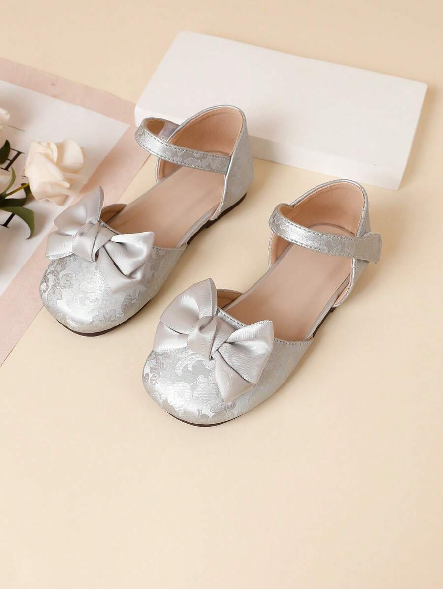 1 Paar Mädchen Sandalen mit geschlossener Zehenpartie, bestickt im chinesischen Stil, Prinzessin-Modell, Sommer - Silber - Übersicht 1