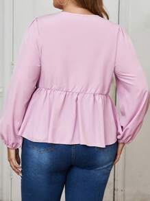 SHEIN Clasi Camisa de manga larga de unicolor con cuello de corbata y volante en el bajo, talla grande